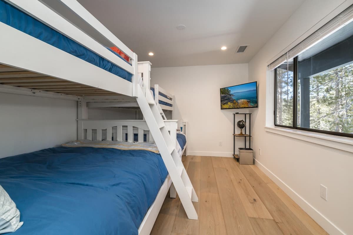 5BR lower TD home, fully renovated and hot tub - Photo 5