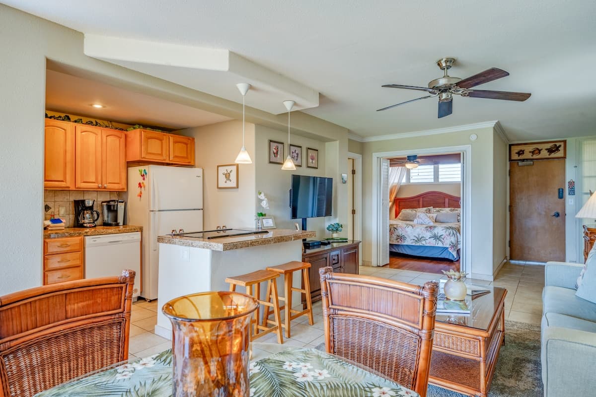 Condo in Lahaina · ★4.89 · 1 bedroom · 2 beds · 1 bath - Photo 5