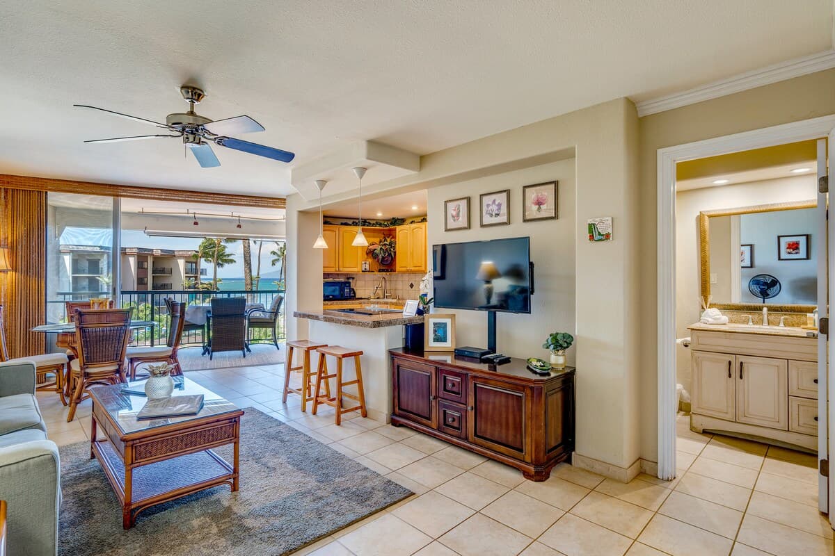 Condo in Lahaina · ★4.89 · 1 bedroom · 2 beds · 1 bath - Photo 2
