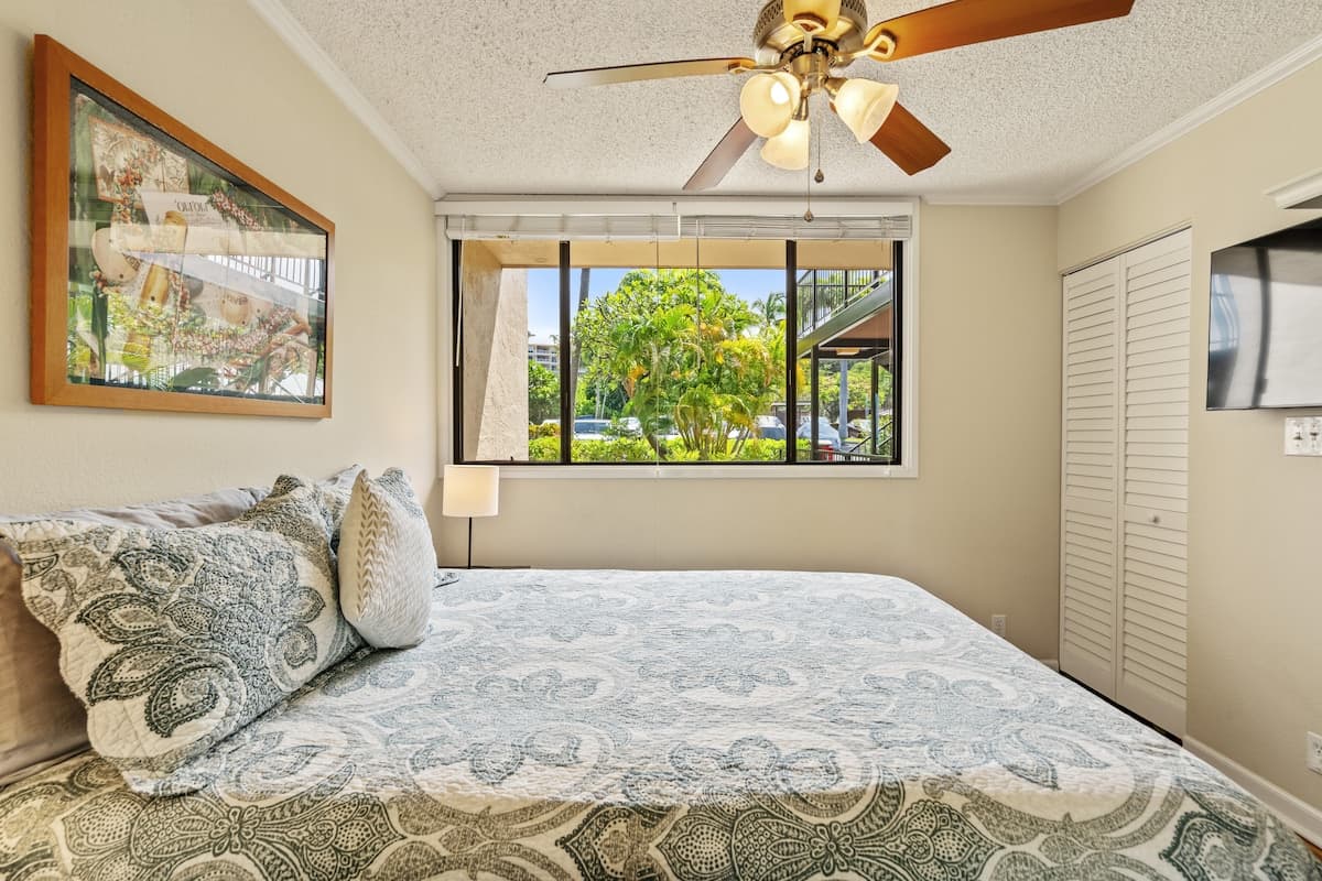 Condo in Kailua-Kona · ★5.0 · 2 bedrooms · 2 beds · 2 private baths - Photo 3