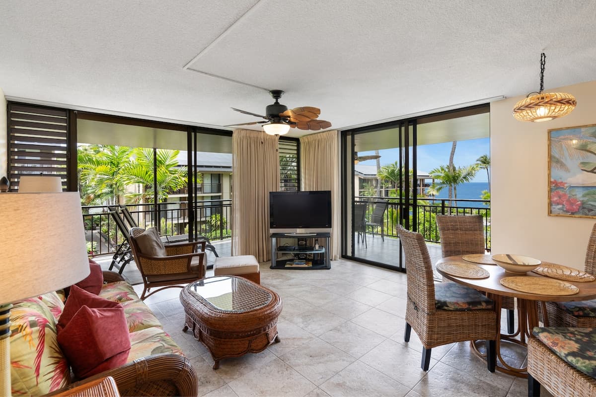 Condo in Kailua-Kona · ★5.0 · 2 bedrooms · 3 beds · 2 private baths - Photo 2