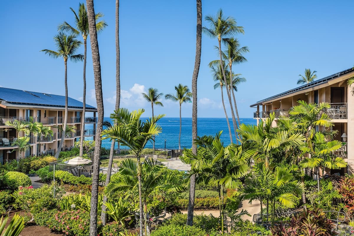 Condo in Kailua-Kona · ★5.0 · 2 bedrooms · 3 beds · 2 private baths - Photo 1