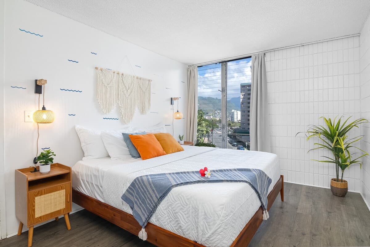 Condo in Honolulu · ★4.65 · 2 bedrooms · 4 beds · 2 shared baths - Photo 4