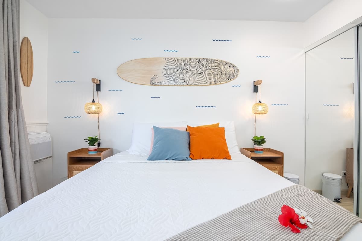 Condo in Honolulu · ★4.65 · 2 bedrooms · 4 beds · 2 shared baths - Photo 1