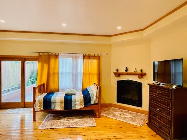 Steps to Golden Gate Park, renovated 2BR with yard - Photo 4