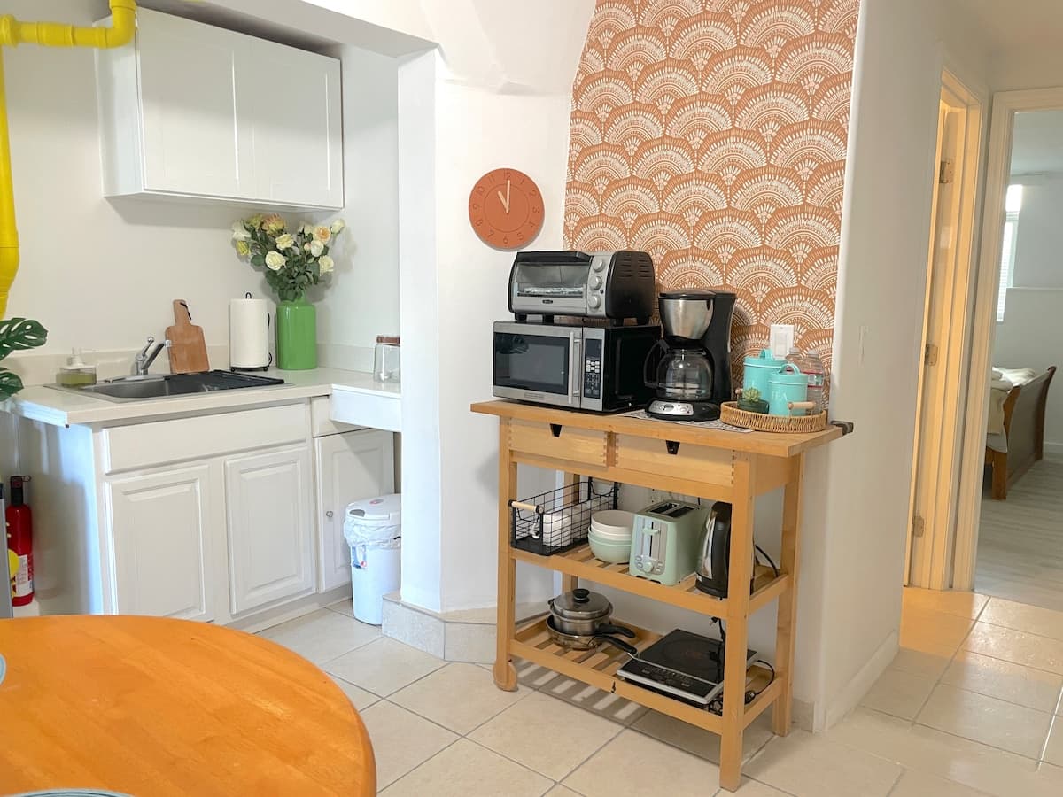 Urban Spacious Hideaway - 2BR 2BA - Photo 3