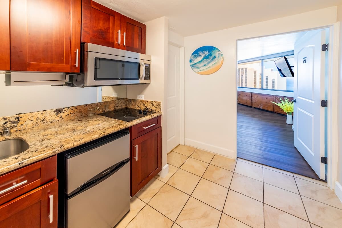 Condo in Honolulu · ★4.43 · 1 bedroom · 2 beds · 1 private bath - Photo 2