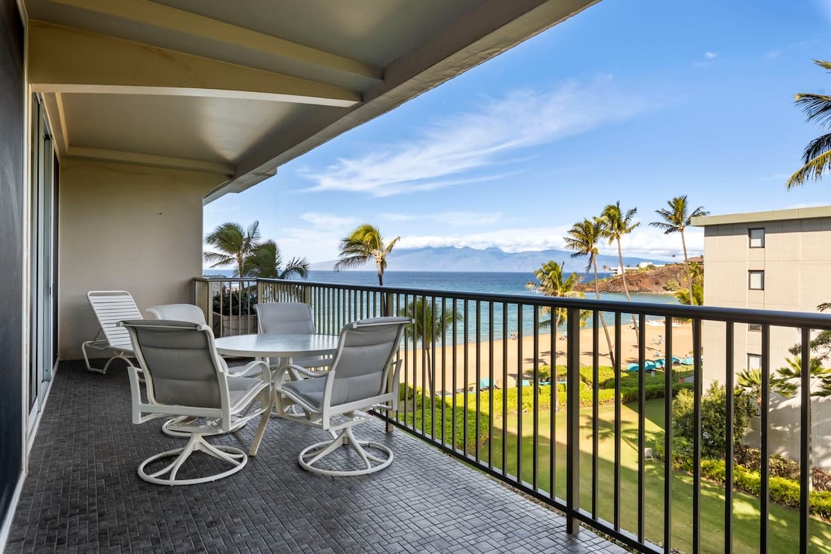 Condo in Lahaina · ★5.0 · 1 bedroom · 2 beds · 2 baths - Photo 2