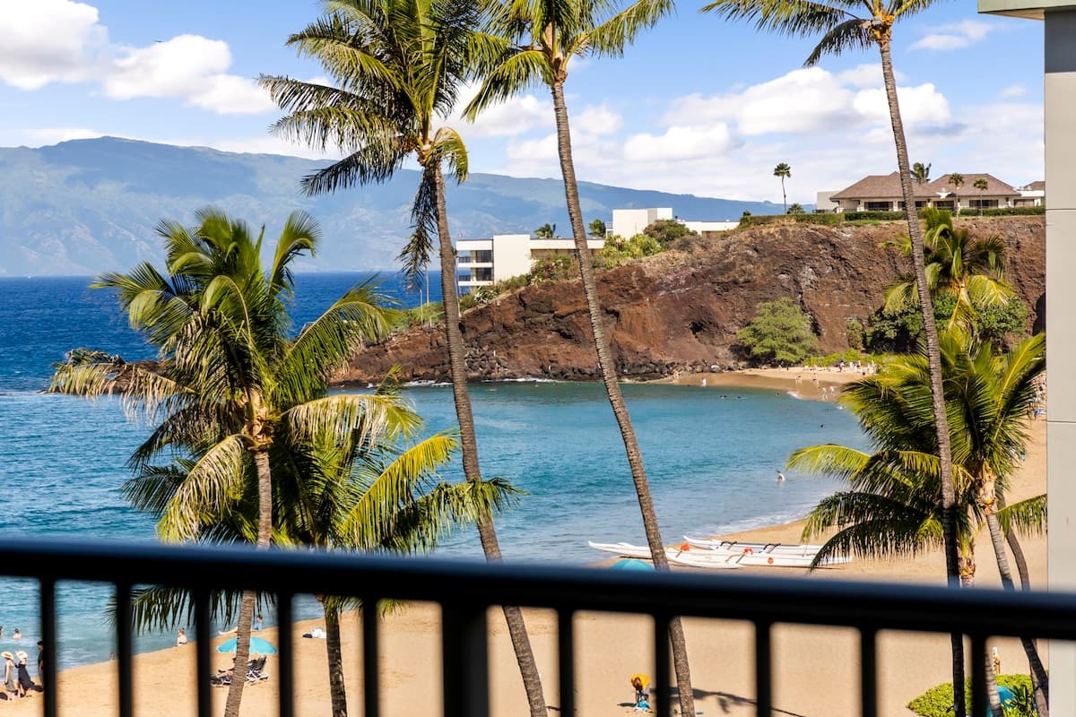 Condo in Lahaina · ★5.0 · 1 bedroom · 2 beds · 2 baths - Photo 4