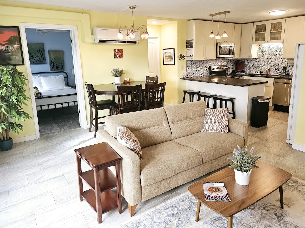 Sleep 6 Full Kitchen Free Parking 1 Block to Beach - Photo 1