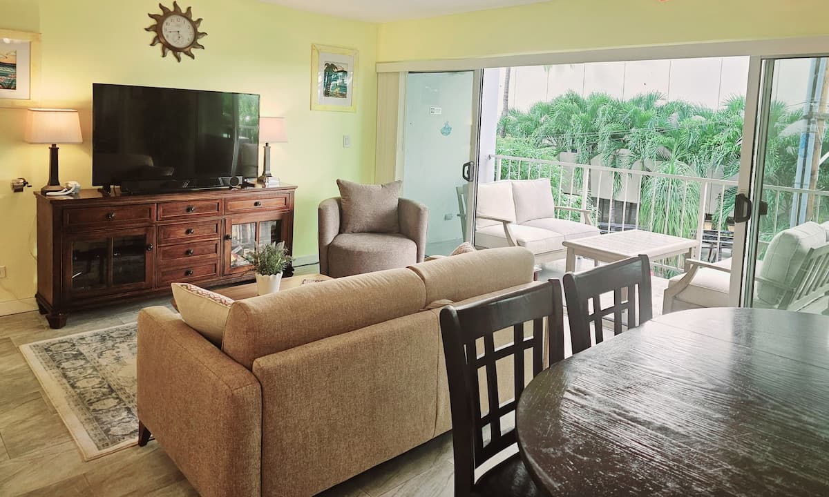 Sleep 6 Full Kitchen Free Parking 1 Block to Beach - Photo 5