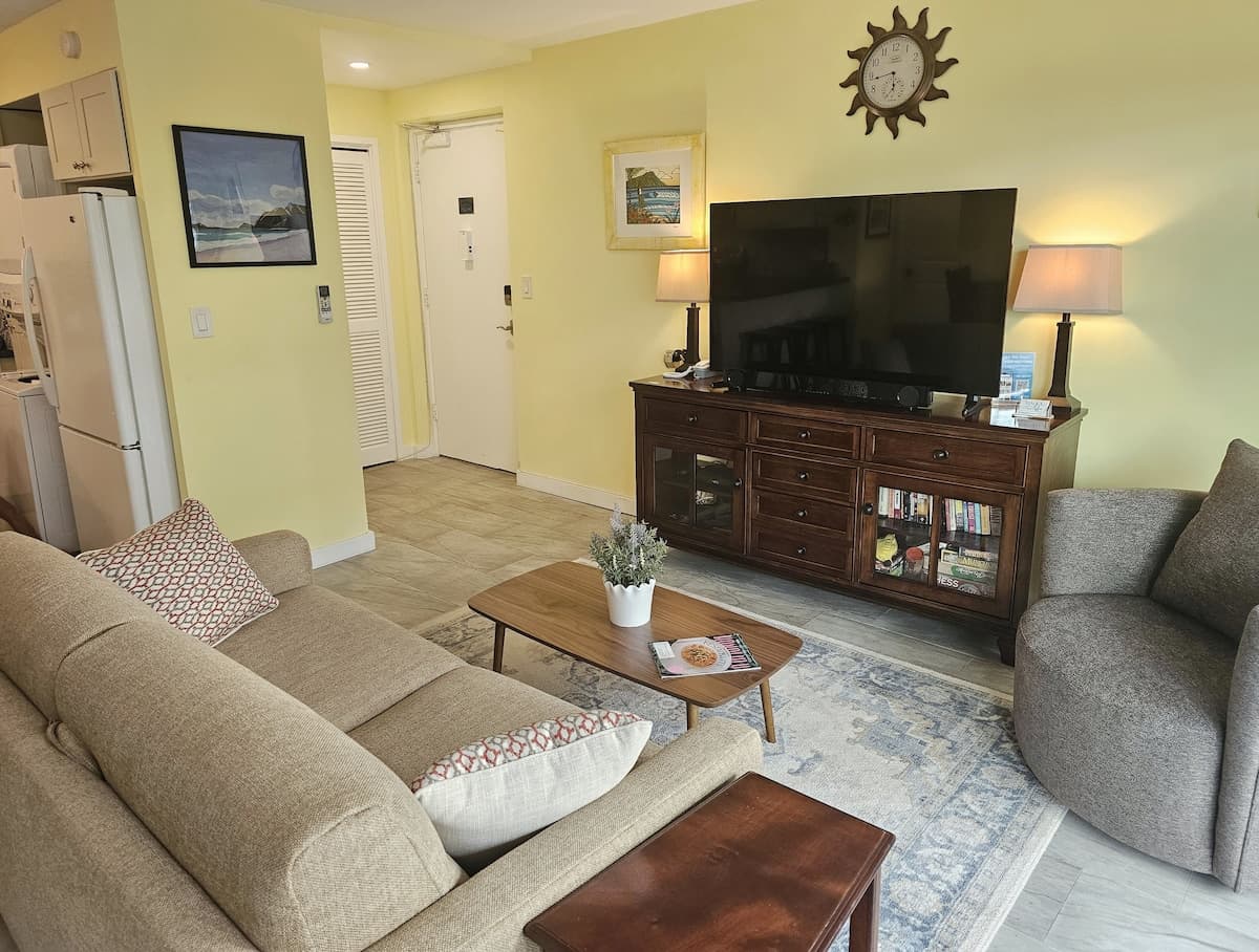 Sleep 6 Full Kitchen Free Parking 1 Block to Beach - Photo 4