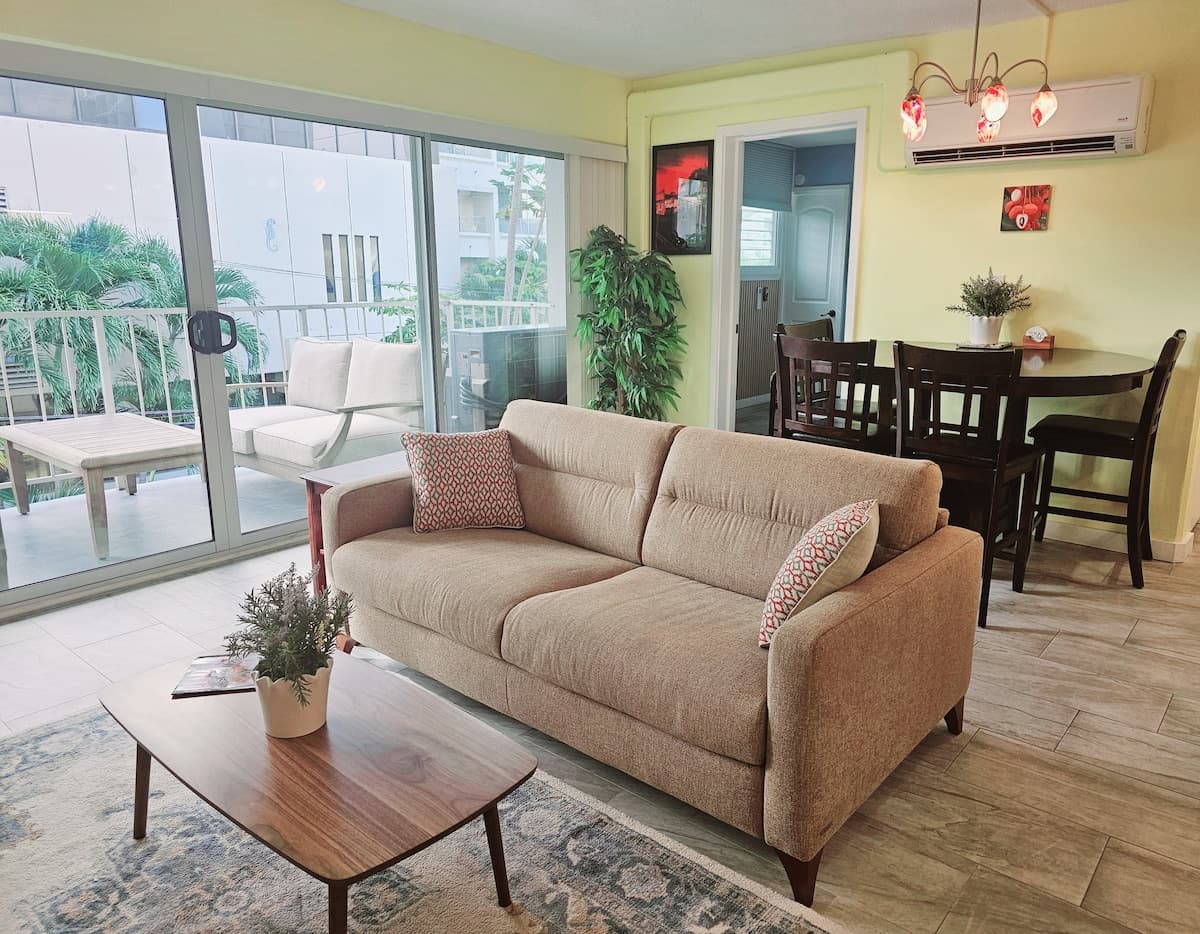 Sleep 6 Full Kitchen Free Parking 1 Block to Beach - Photo 2