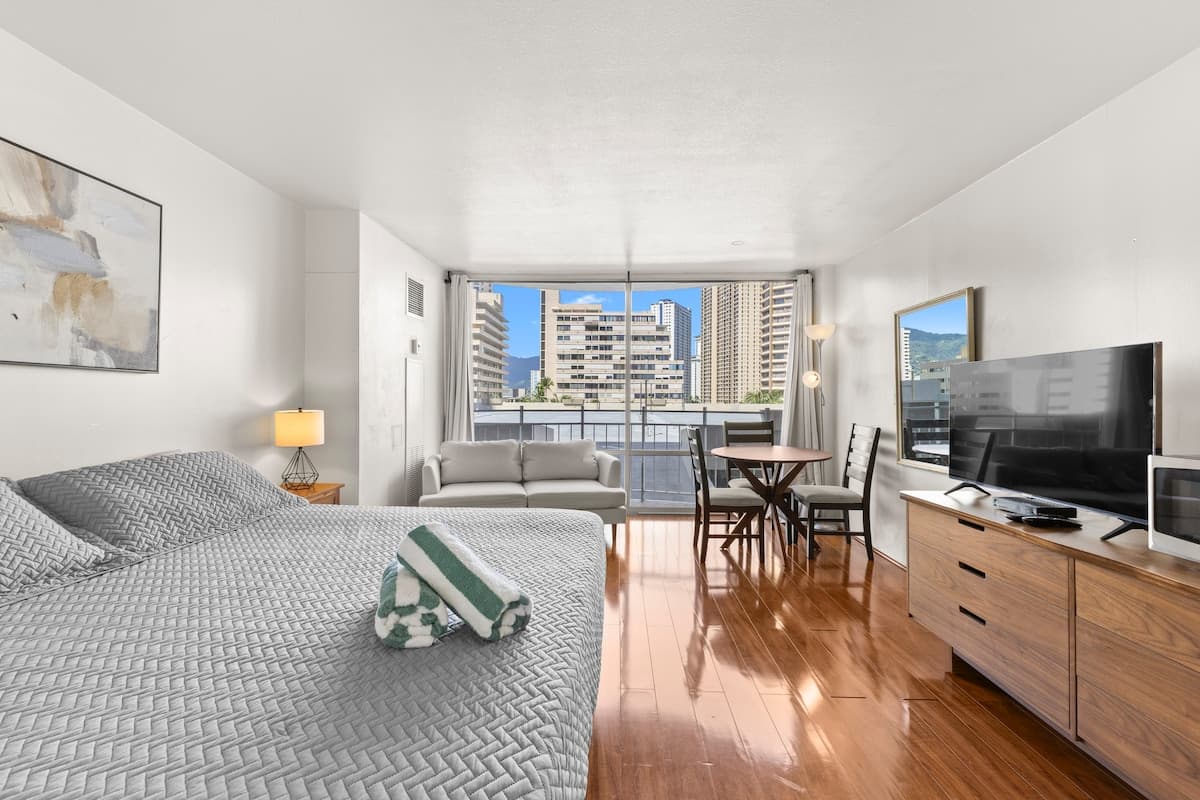 Condo in Honolulu · ★4.73 · Studio · 1 bed · 1 private bath - Photo 1