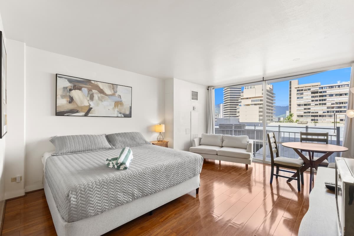 Condo in Honolulu · ★4.73 · Studio · 1 bed · 1 private bath - Photo 2
