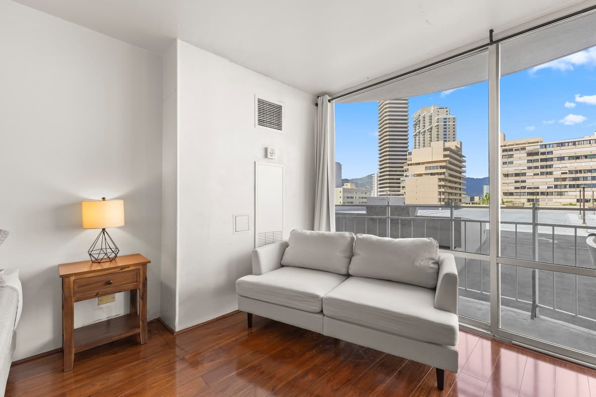 Condo in Honolulu · ★4.73 · Studio · 1 bed · 1 private bath - Photo 4