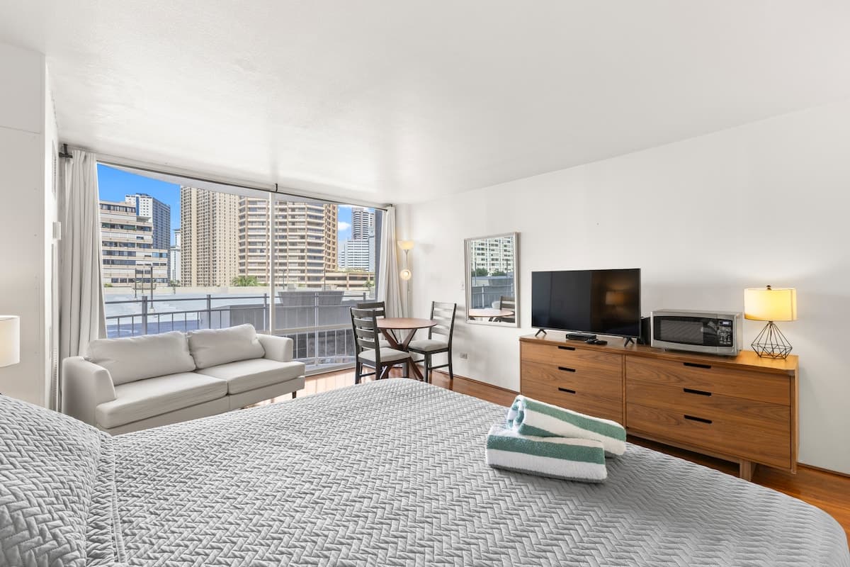 Condo in Honolulu · ★4.73 · Studio · 1 bed · 1 private bath - Photo 3