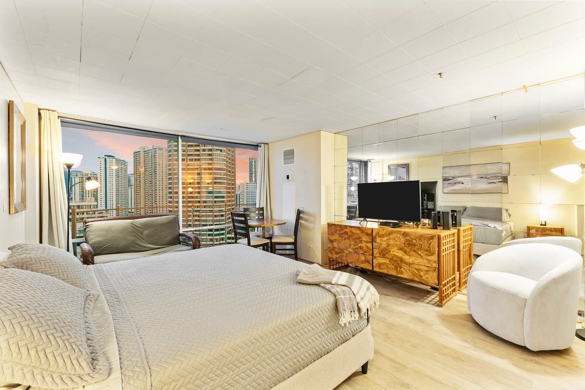Condo in Honolulu · ★4.71 · Studio · 1 bed · 1 private bath - Photo 4