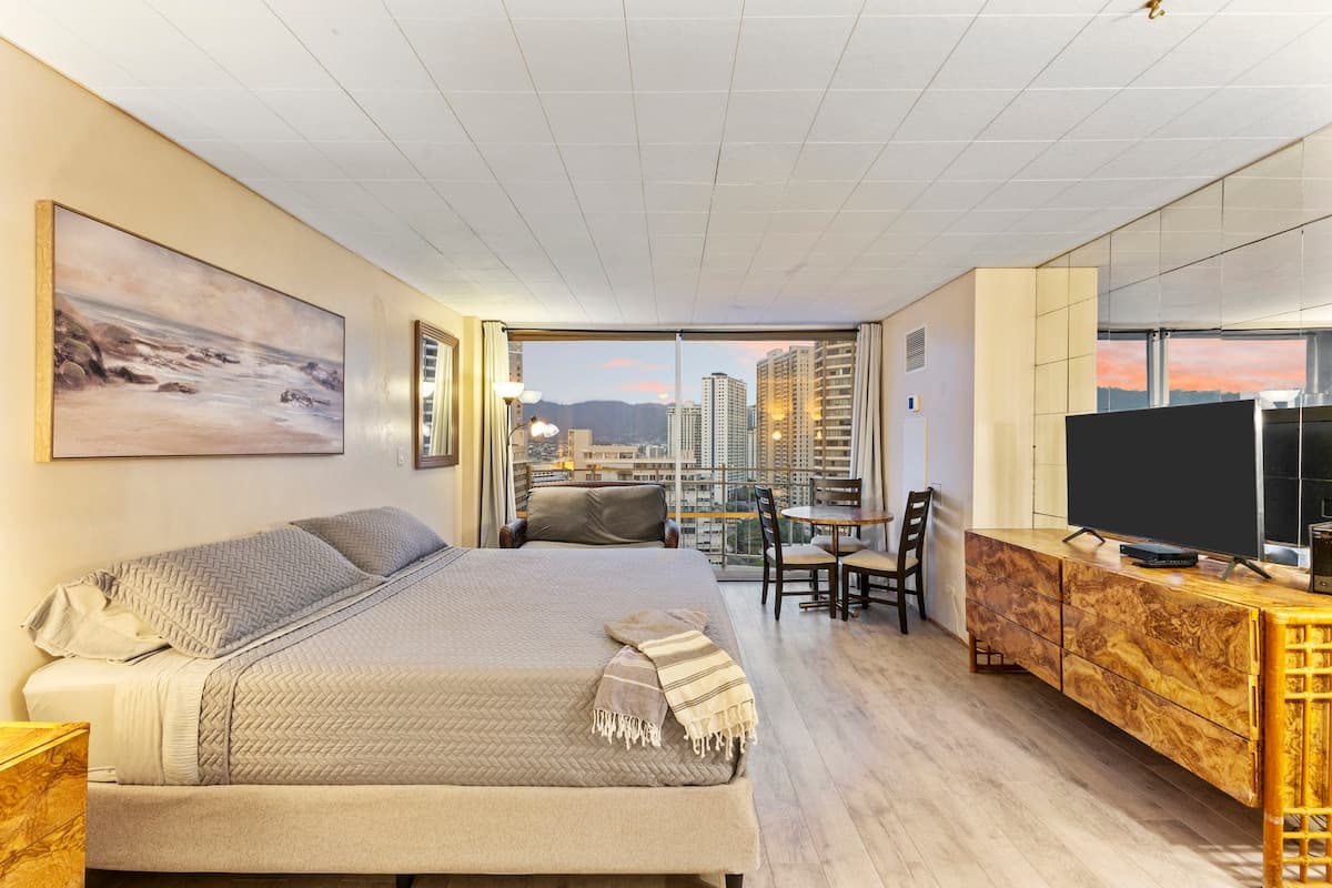 Condo in Honolulu · ★4.71 · Studio · 1 bed · 1 private bath - Photo 2
