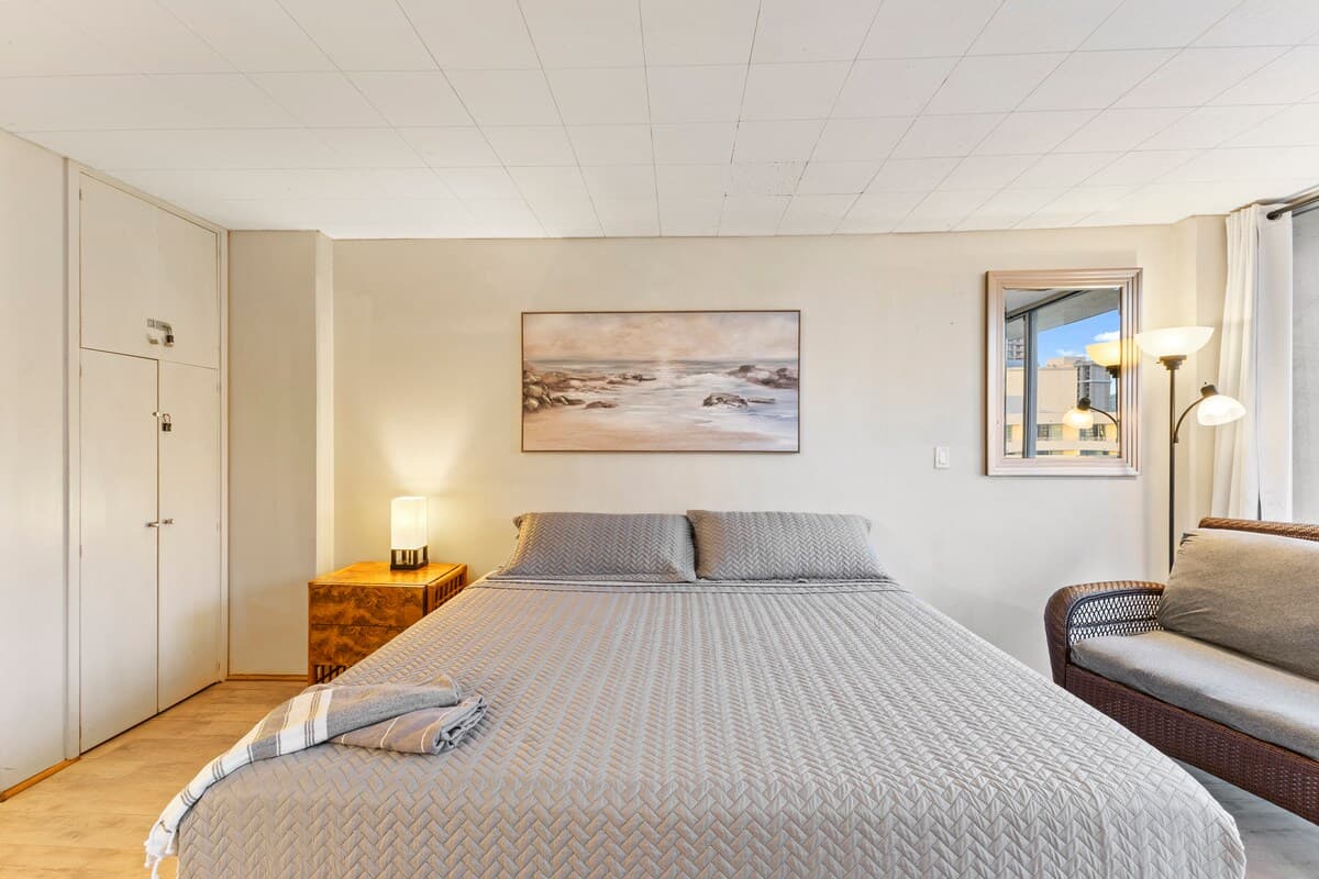 Condo in Honolulu · ★4.71 · Studio · 1 bed · 1 private bath - Photo 5