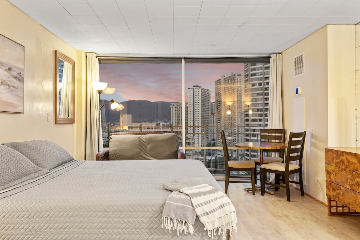 Condo in Honolulu · ★4.71 · Studio · 1 bed · 1 private bath - Photo 3