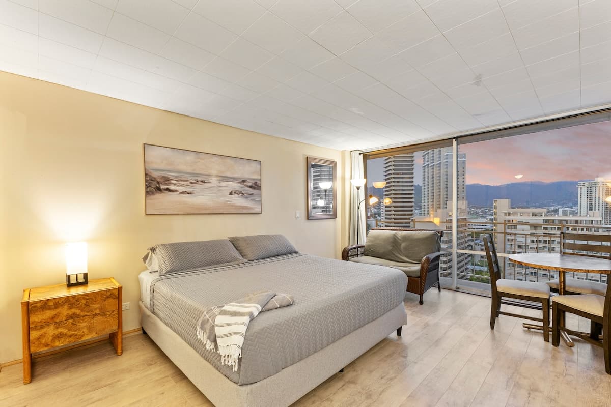 Condo in Honolulu · ★4.71 · Studio · 1 bed · 1 private bath - Photo 1