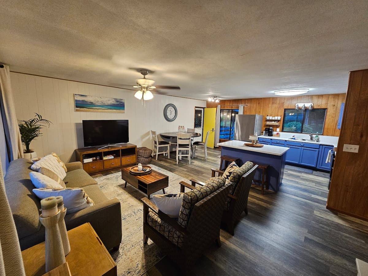 Home in Keaau · ★4.99 · 3 bedrooms · 5 beds · 2 shared baths - Photo 3