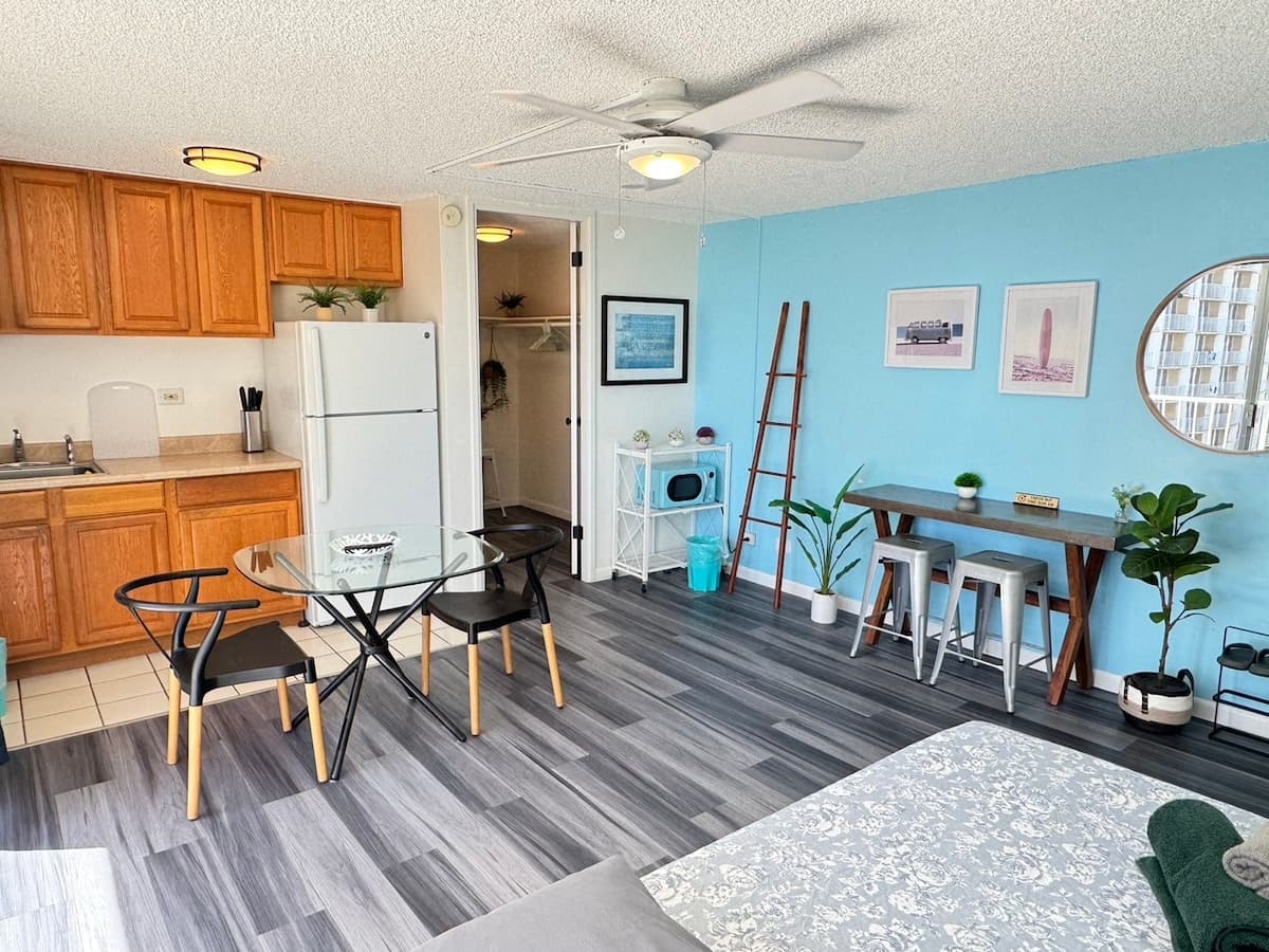 Condo in Honolulu · ★4.83 · Studio · 1 bed · 1 private bath - Photo 4