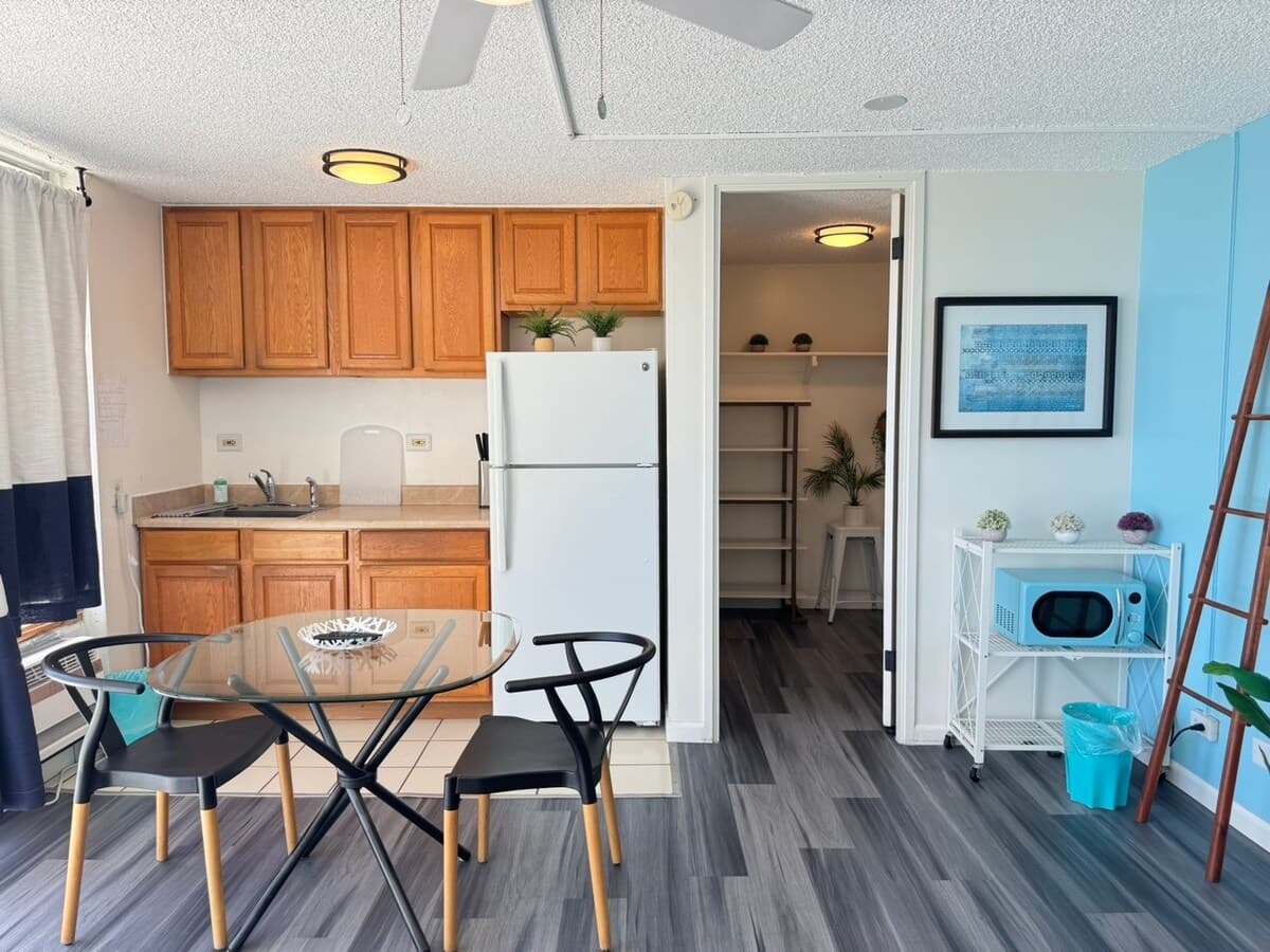 Condo in Honolulu · ★4.83 · Studio · 1 bed · 1 private bath - Photo 3