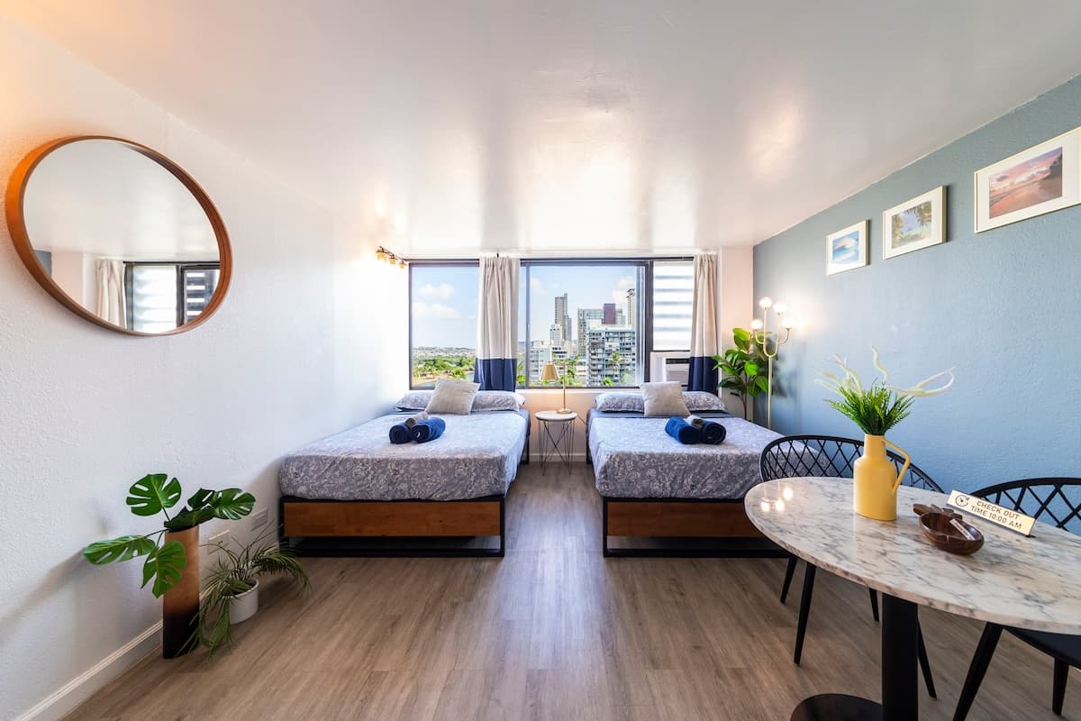 Condo in Honolulu · ★4.62 · Studio · 2 beds · 1 private bath - Photo 1
