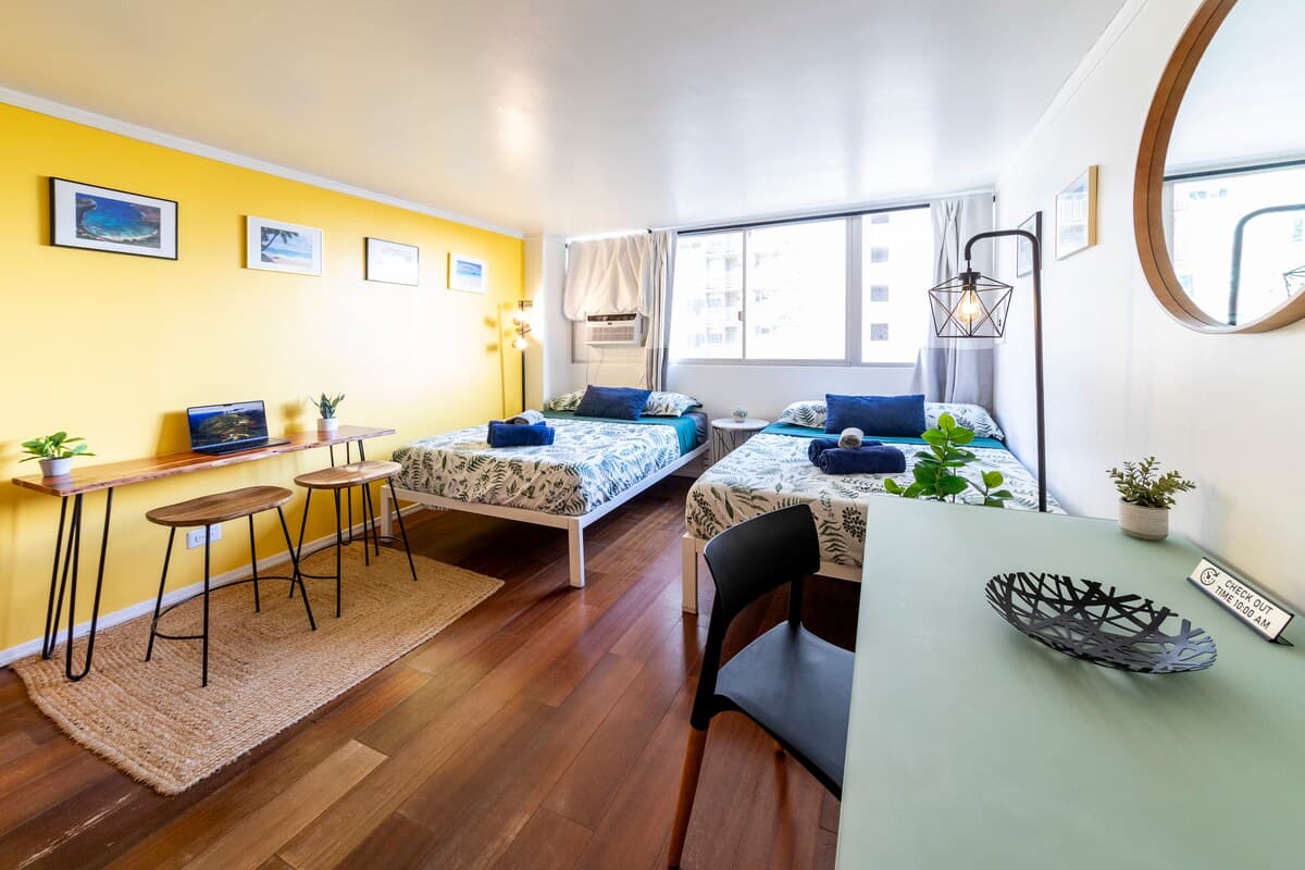 Condo in Honolulu · ★4.89 · 1 bedroom · 2 beds · 1 private bath - Photo 2