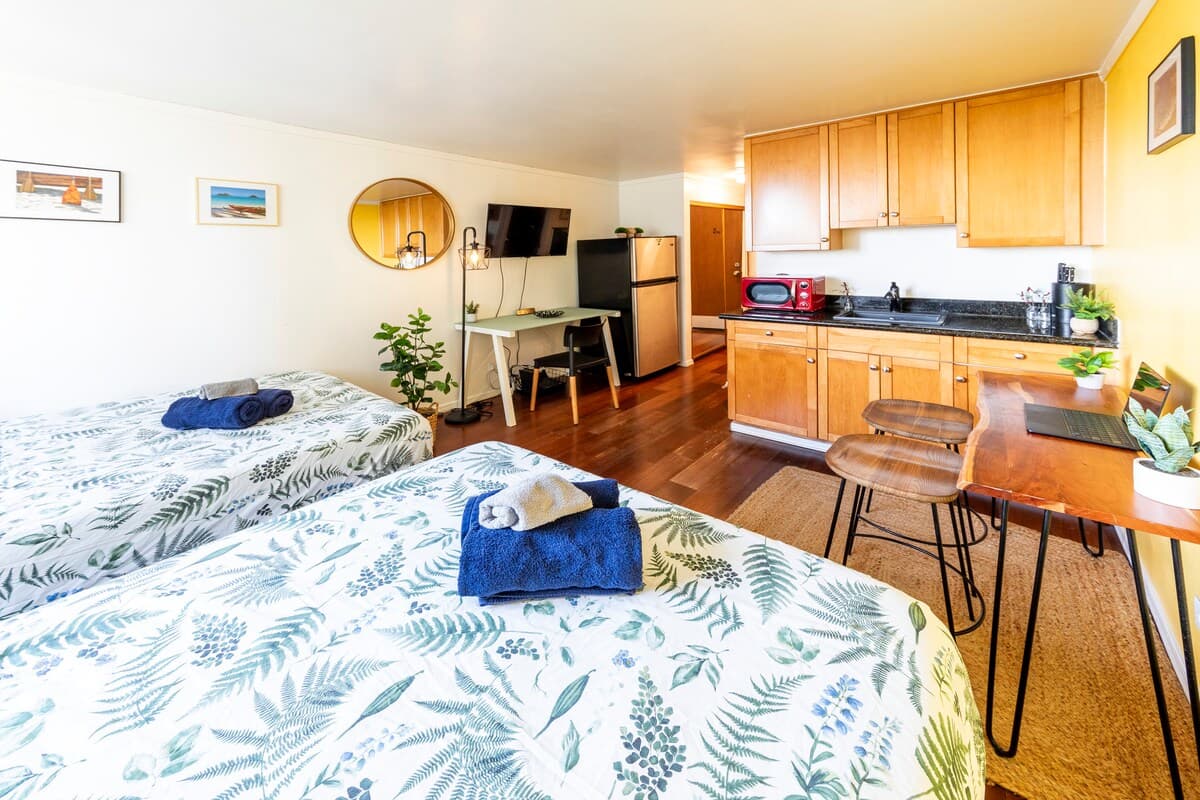 Condo in Honolulu · ★4.89 · 1 bedroom · 2 beds · 1 private bath - Photo 3
