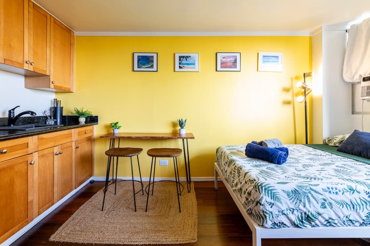 Condo in Honolulu · ★4.89 · 1 bedroom · 2 beds · 1 private bath - Photo 1