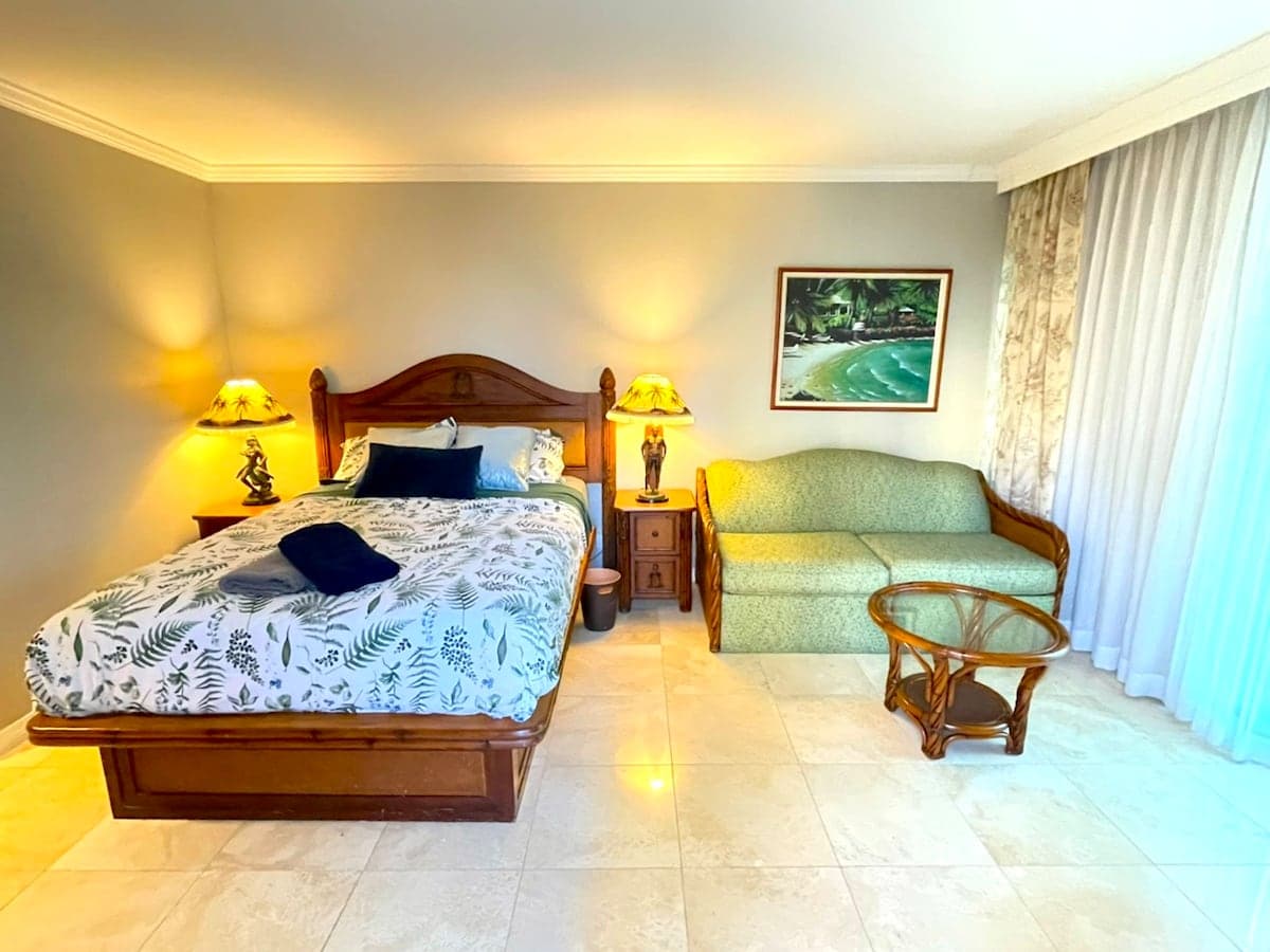 Condo in Honolulu · ★4.67 · Studio · 2 beds · 1 private bath - Photo 1