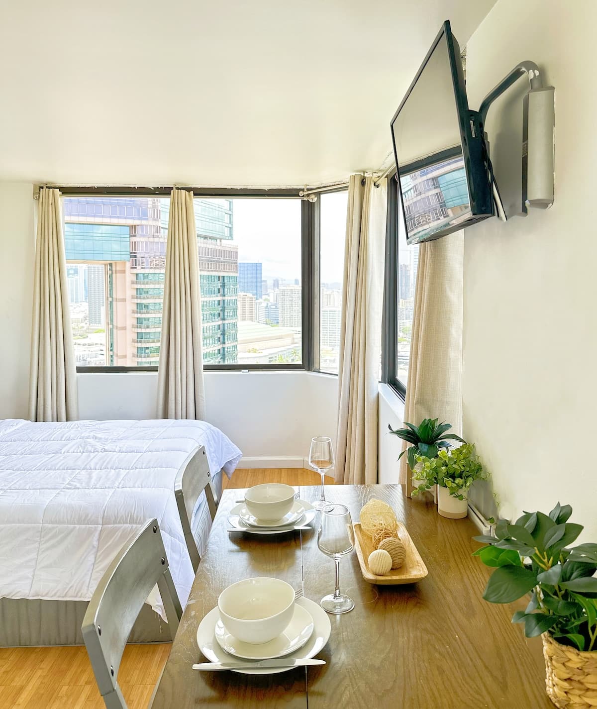 Waikiki Rare 31F Corner Studio w/ Mountain View - Photo 2