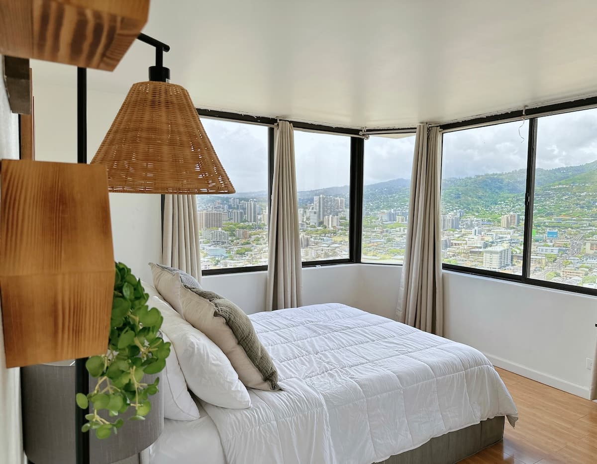 Waikiki Rare 31F Corner Studio w/ Mountain View - Photo 1