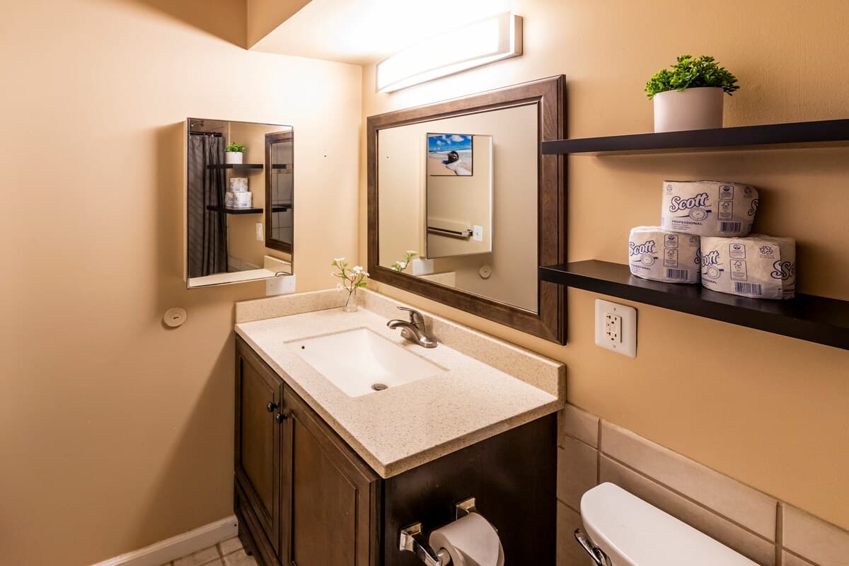 Condo in Honolulu · ★4.4 · Studio · 1 bed · 1 private bath - Photo 5