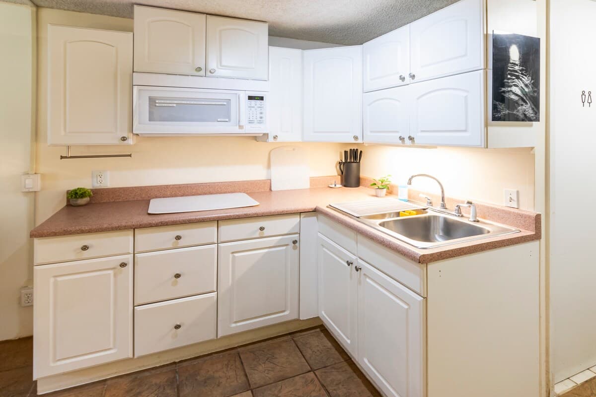 Condo in Honolulu · ★4.4 · Studio · 1 bed · 1 private bath - Photo 3