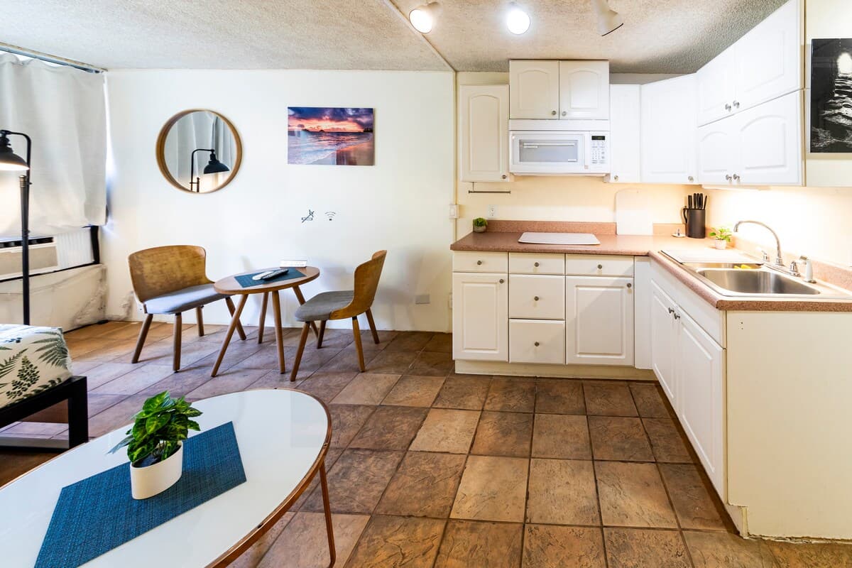 Condo in Honolulu · ★4.4 · Studio · 1 bed · 1 private bath - Photo 2
