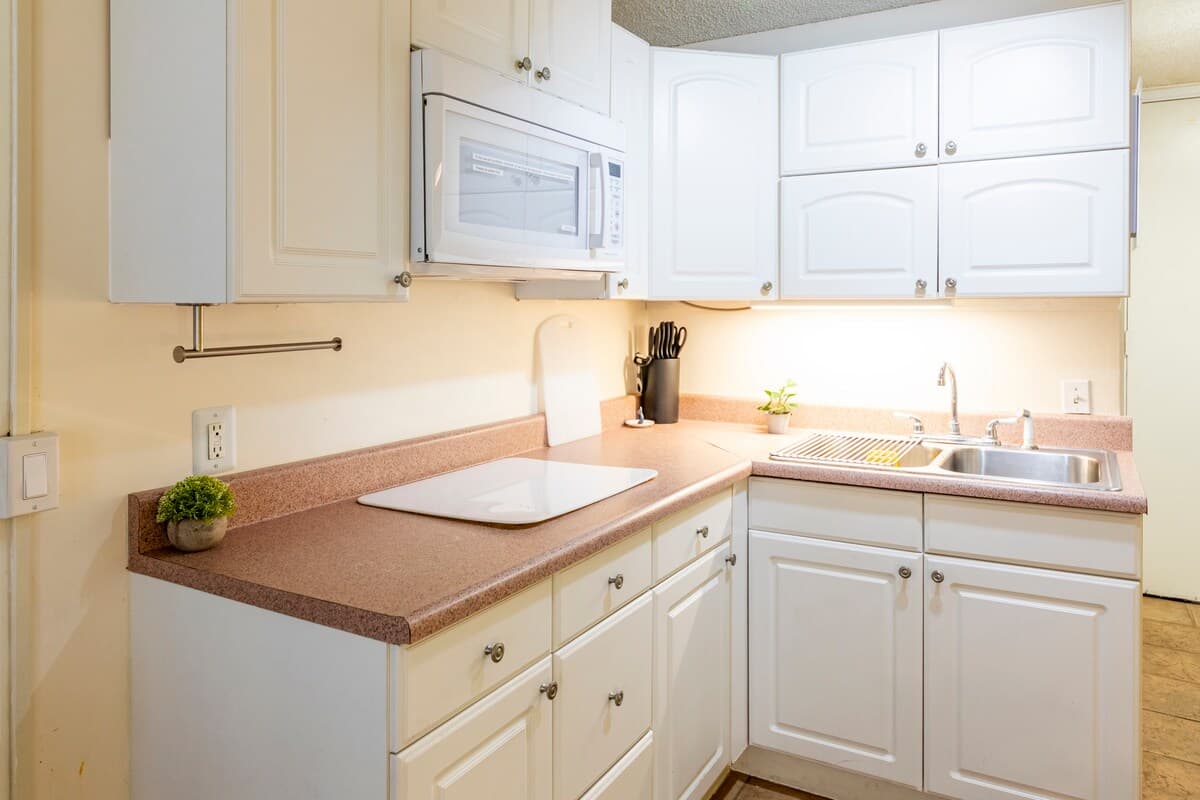 Condo in Honolulu · ★4.4 · Studio · 1 bed · 1 private bath - Photo 4