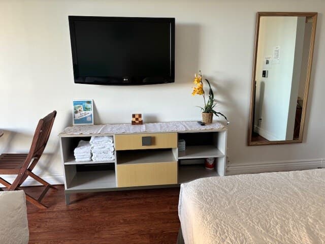Condo in Honolulu · ★4.63 · Studio · 2 beds · 1 shared bath - Photo 4