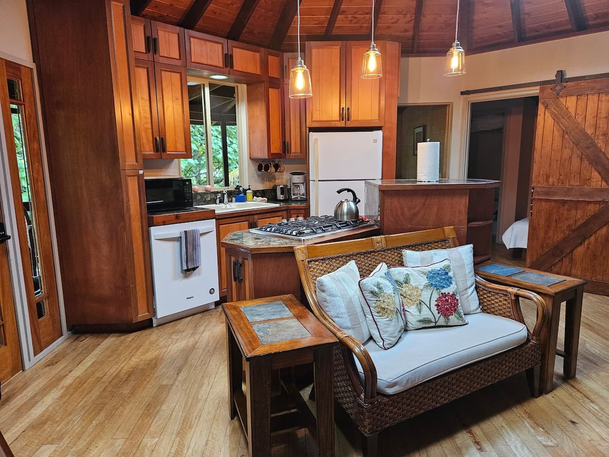 Home in Keaau · ★4.77 · 2 bedrooms · 2 beds · 2 private baths - Photo 4