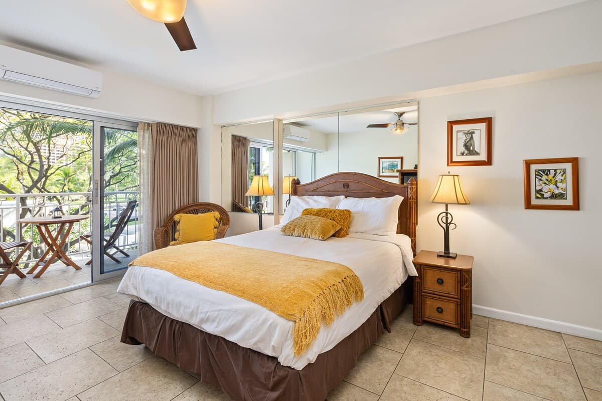 Condo in Honolulu · ★4.83 · Studio · 1 bed · 1 shared bath - Photo 2