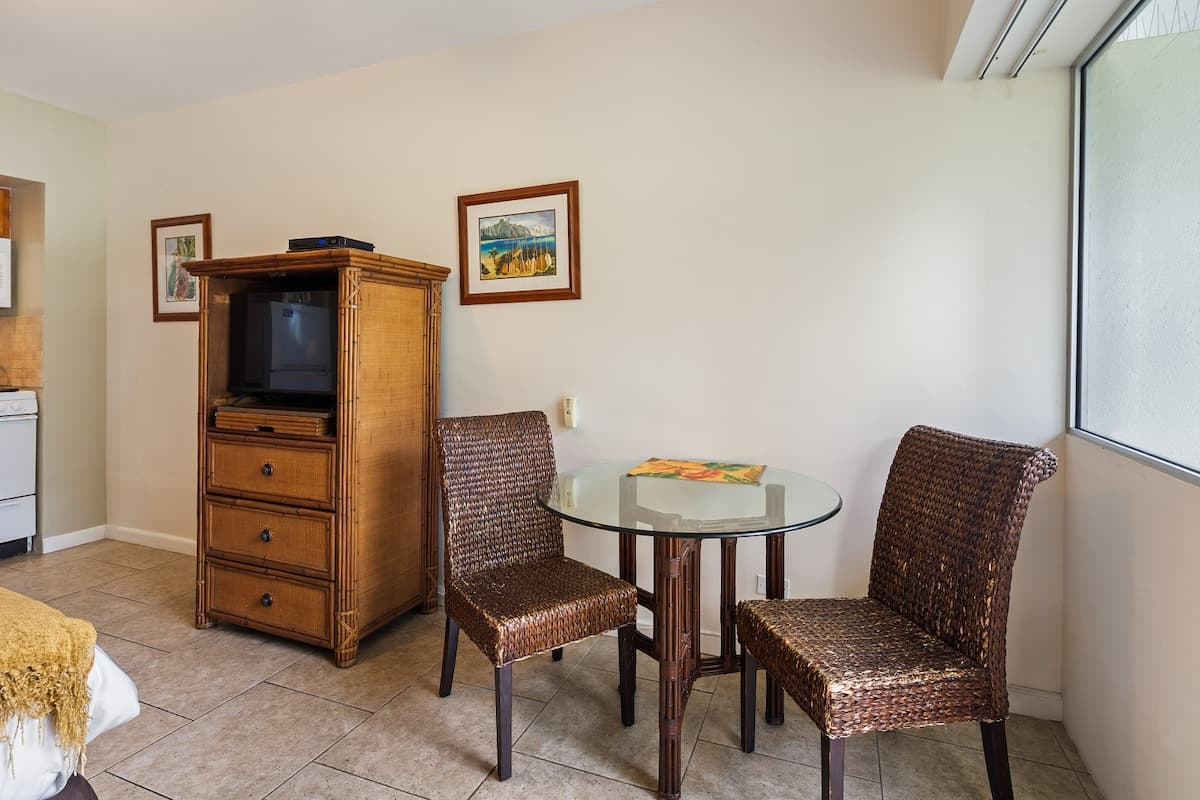Condo in Honolulu · ★4.83 · Studio · 1 bed · 1 shared bath - Photo 4