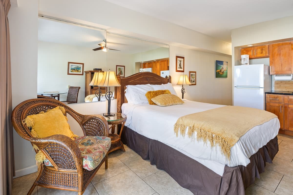 Condo in Honolulu · ★4.83 · Studio · 1 bed · 1 shared bath - Photo 3