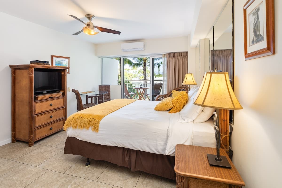 Condo in Honolulu · ★4.83 · Studio · 1 bed · 1 shared bath - Photo 1