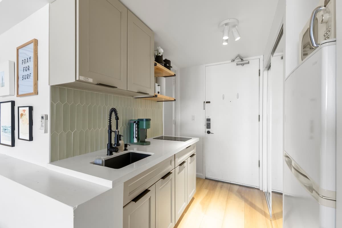 *Modern Beach Walkable! Renovated Waikiki Condo* - Photo 2