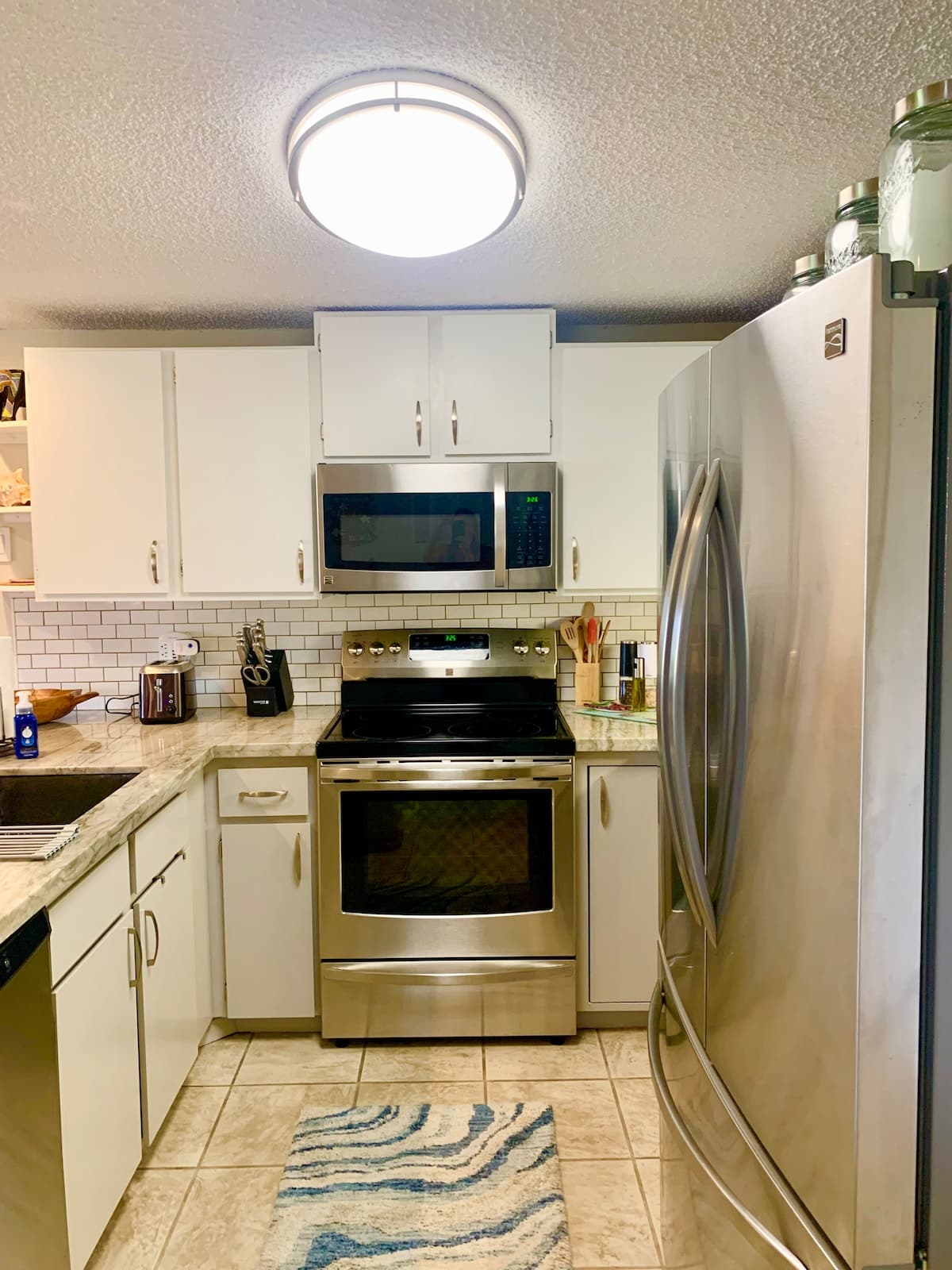 Newly Renovated! Fully Stocked 2 Br/2Ba w/ A/C! - Photo 5