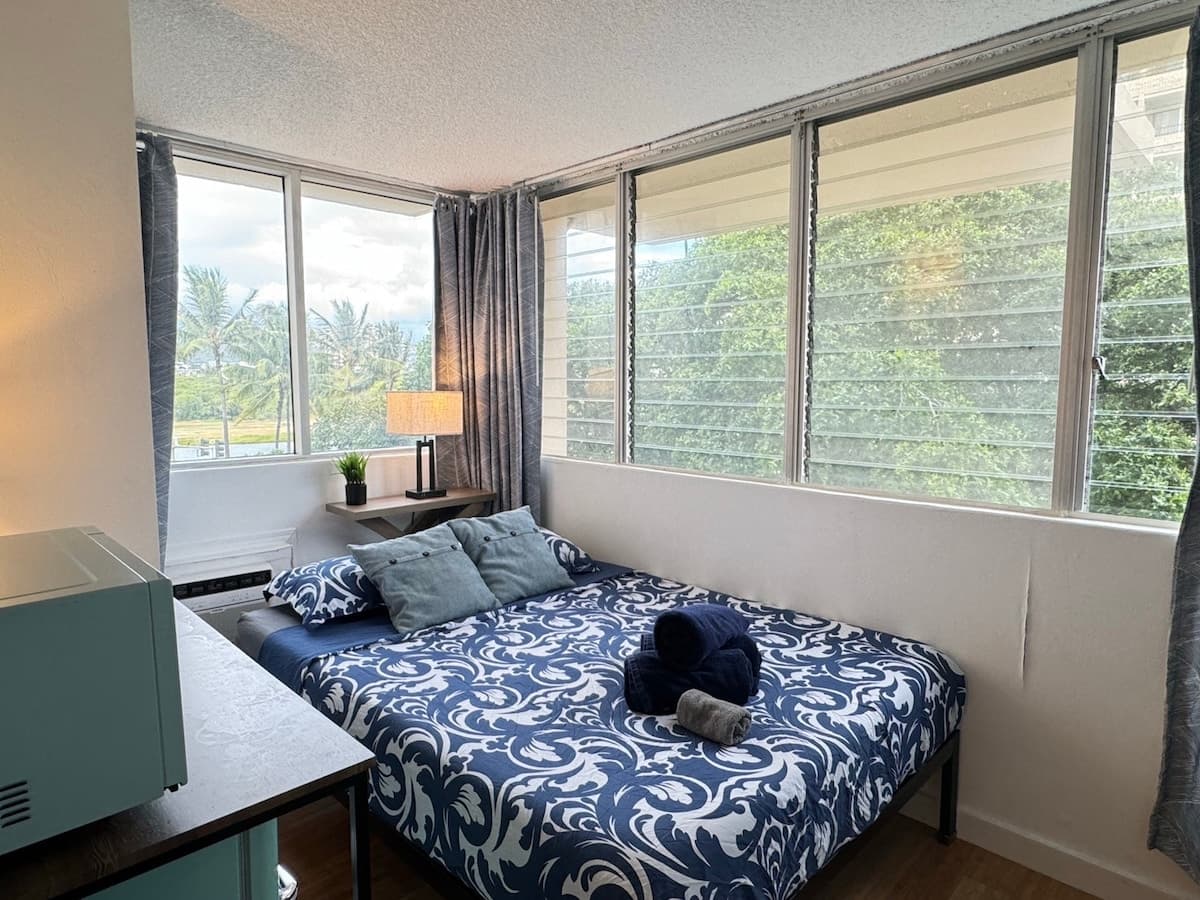 Condo in Honolulu · ★4.73 · Studio · 1 bed · 1 shared bath - Photo 1