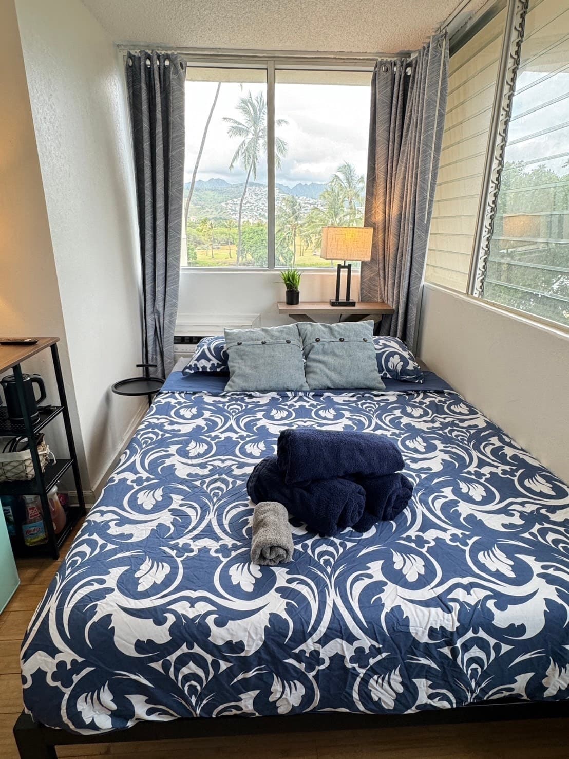 Condo in Honolulu · ★4.73 · Studio · 1 bed · 1 shared bath - Photo 4